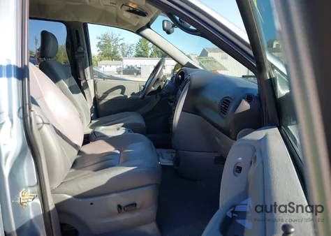 2005 Chrysler Town & Country Touring z USA, uszkodzony, nr VIN 2C4GP54L75R145237